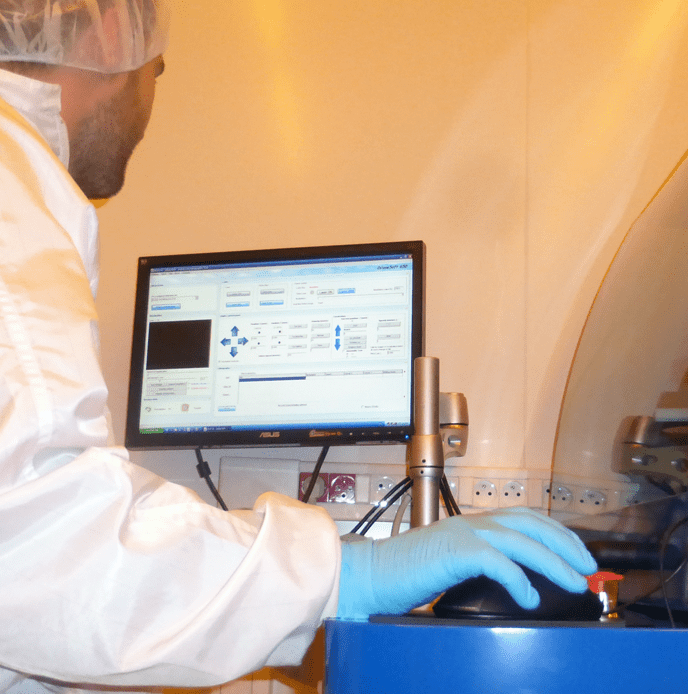 Homme utilisant DilaseSoft pour piloter le système de lithographie laser Dilase 650