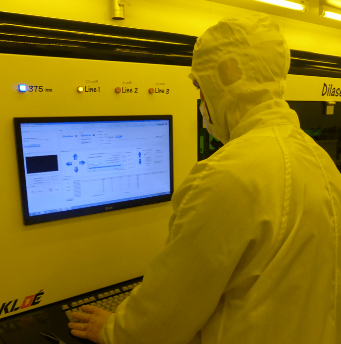 Homme utilisant DilaseSoft pour piloter le système de lithographie laser Dilase 750