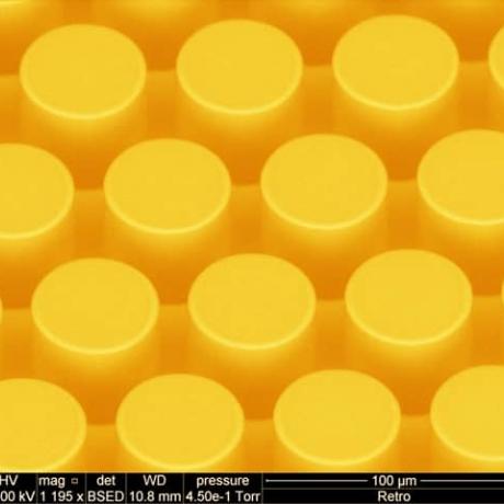 Exemple de fonctionnalisation de surface : matrice de micro-colonnes rondes