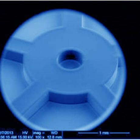 Exemple de structure micromécanique : micro-roue d'épaisseur 300 µm 2
