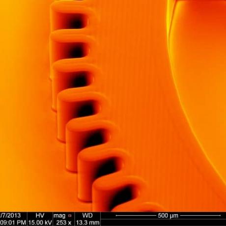 Exemple de structure micromécanique : micro-roue d'épaisseur 300 µm